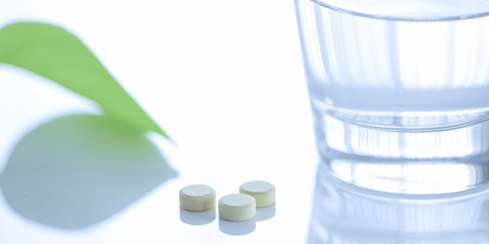 薬を手渡す薬剤師